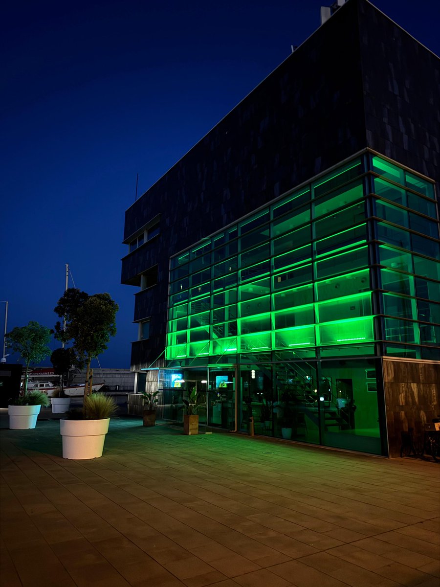 💚 La façana de l'edifici de Capitania del Port de #Badalona s'ha il•luminat aquest 29 de juny amb motiu del Dia Mundial de l'#Esclerodermia, una malaltia autoimmune i rara que causa l'acumulació de teixit fibrós a la pell i a altres òrgans interns