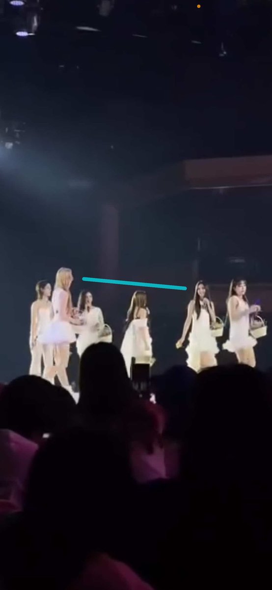 causeilikebunbo's tweet image. what is going onnnn 😭 View turned her head to look back and then VJ stared to walk faster nearly together 🥹 did she wait for June? Like what she did before 🥺

#viewjune #วิวจูน