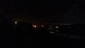 هذه ليست أضواء خيمة بدوي تائه في الصحراء… هذه عدن، الساحرة التي أطفأها الانتقالي والشرعية وتركوها تتوه في الظلام. 
#يا_سلام_يا_عدن_يا_سلام 🔥