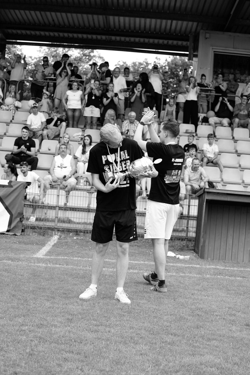 Mal was aus dem Leben. Kreispokalsieger Ostbrandenburg mit den B-Junioren😍🥳