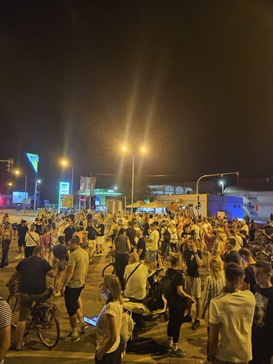 Studierendenproteste in #Serbien sind seit heute in der ganz neuen Phase - massiver Zivilungehorsam hat begonnen. 

#Belgrad ist nahezu vollständig blockiert, aus immer mehr Städten werden massive Blockaden gemeldet.

Kommende Stunden &amp; Tage entscheiden das Schicksal des Landes.