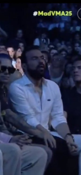 #MadVMA25 ο αρσενακος μόλις η μαρίνα πήρε δεύτερο βραβείο 
Βαρύ Ε ;