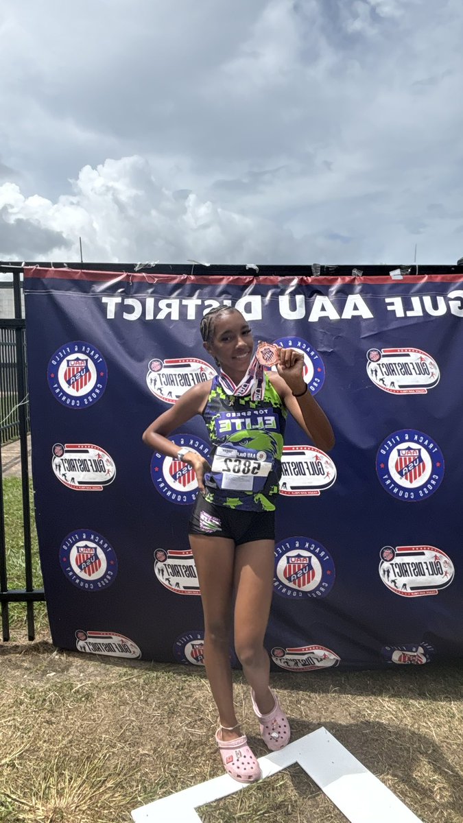 AMuhammad53571's tweet image. Ran the 4x4 today at AAU Gulf Regionals and we qualified with a 4th place finish! ☔️ We pushed through the pouring rain.rain, sleet, or snow, we ready to go! AGTG 🙏🏽 #AAURegionals #4x4 #TrackGirl