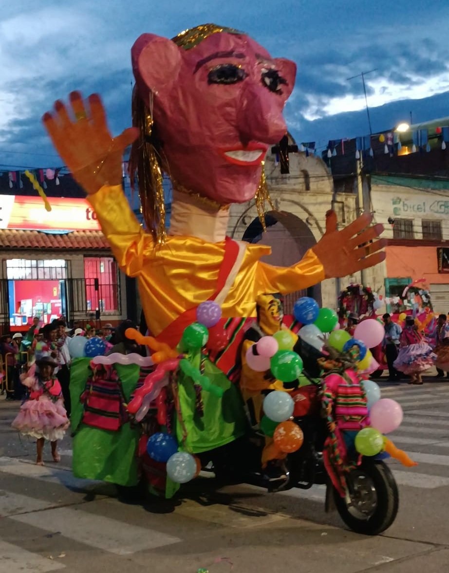 tikapuka's tweet photo. Este muñeco de #DinaAsesina se hizo y quemó el año pasado en los #Carnavales de #Ilave. Tal vez muchos no nos enteramos y por eso hay que difundir. La resistencia persiste de diversas formas. La memoria usa el arte para enfrentar la impunidad ✊🏽🤎
📸 Radio y Tv Digital Stereo 1 https://t.co/lFcnvbvBKB
