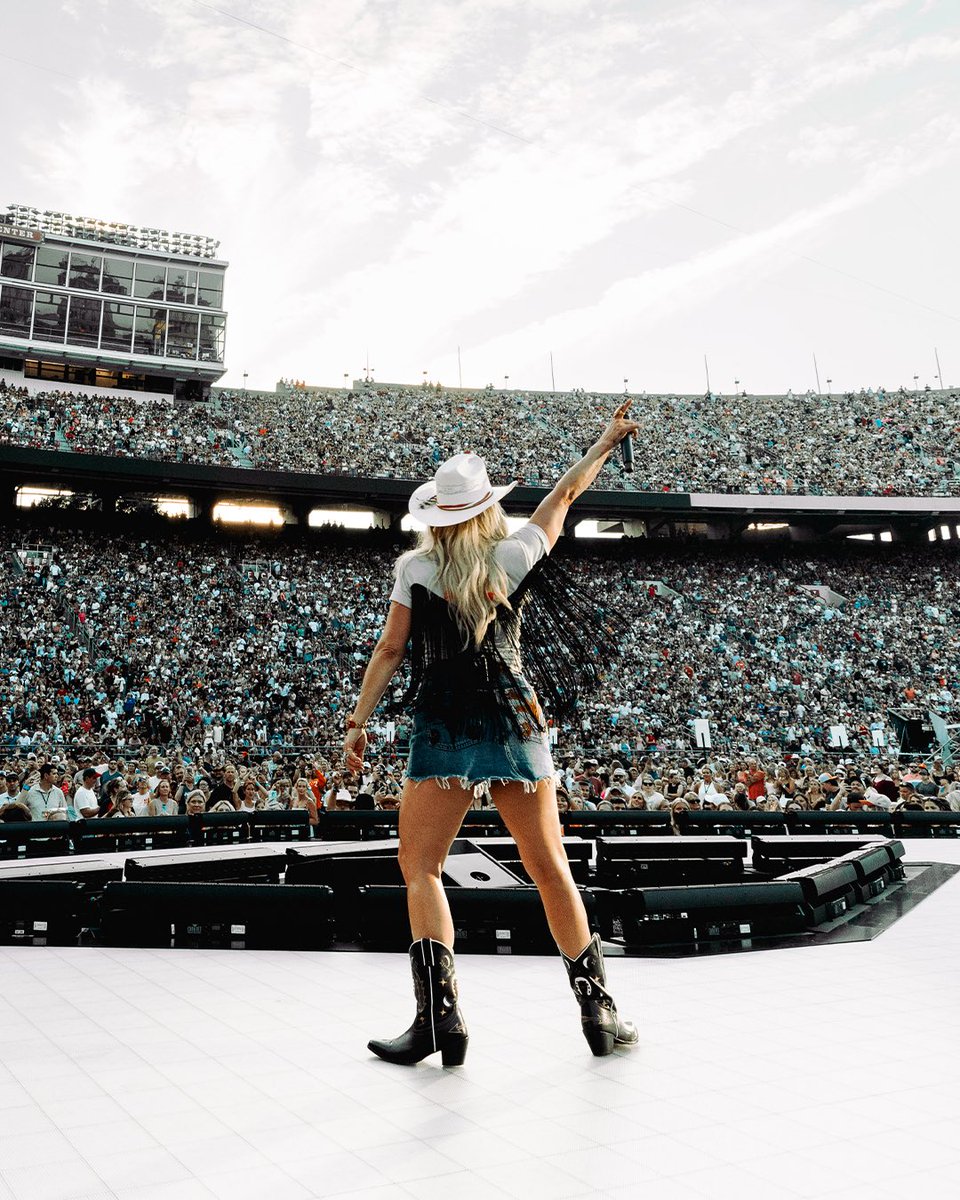 mirandalambert's tweet image. Having fun on weekend 1 of I’m the Problem Tour with @MorganWallen & my pal @ellalangleymsic
📸 @tylerjconrad