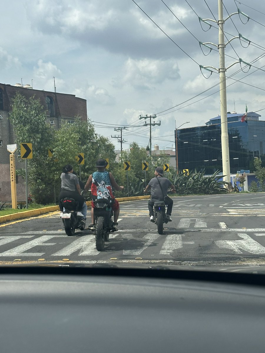 andrewirons's tweet photo. Una rodada de motociclistas en Naucalpan y el común denominador, más de la mitad sin casco. ¡Viva México! @SoyNaucalpan https://t.co/ovghyLBB9N