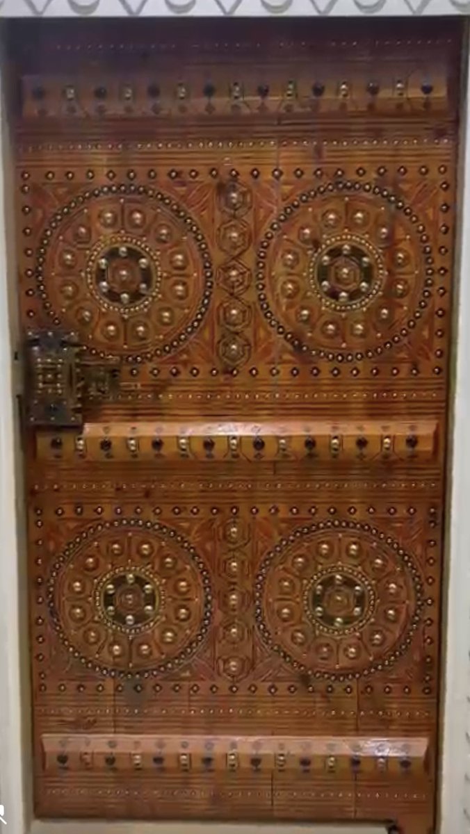 زخارف الأبواب التراثية:
تتميزالفنون الشعبية السعودية وتعدد وتختلف فمنها الفنون الغنائية مثل العرضات والسامري والمزمار والخبيتي والدحة وغيرهاوكذلك الفنون الحرفية التي تلزمنافي بيوتناوسوف أطرح لكم بوابةعملتهاوأدخلت عليهازخارف ونقشات عديدة أرجوأن تنال إعجابكم #لكم تحيتي ابن الحزم