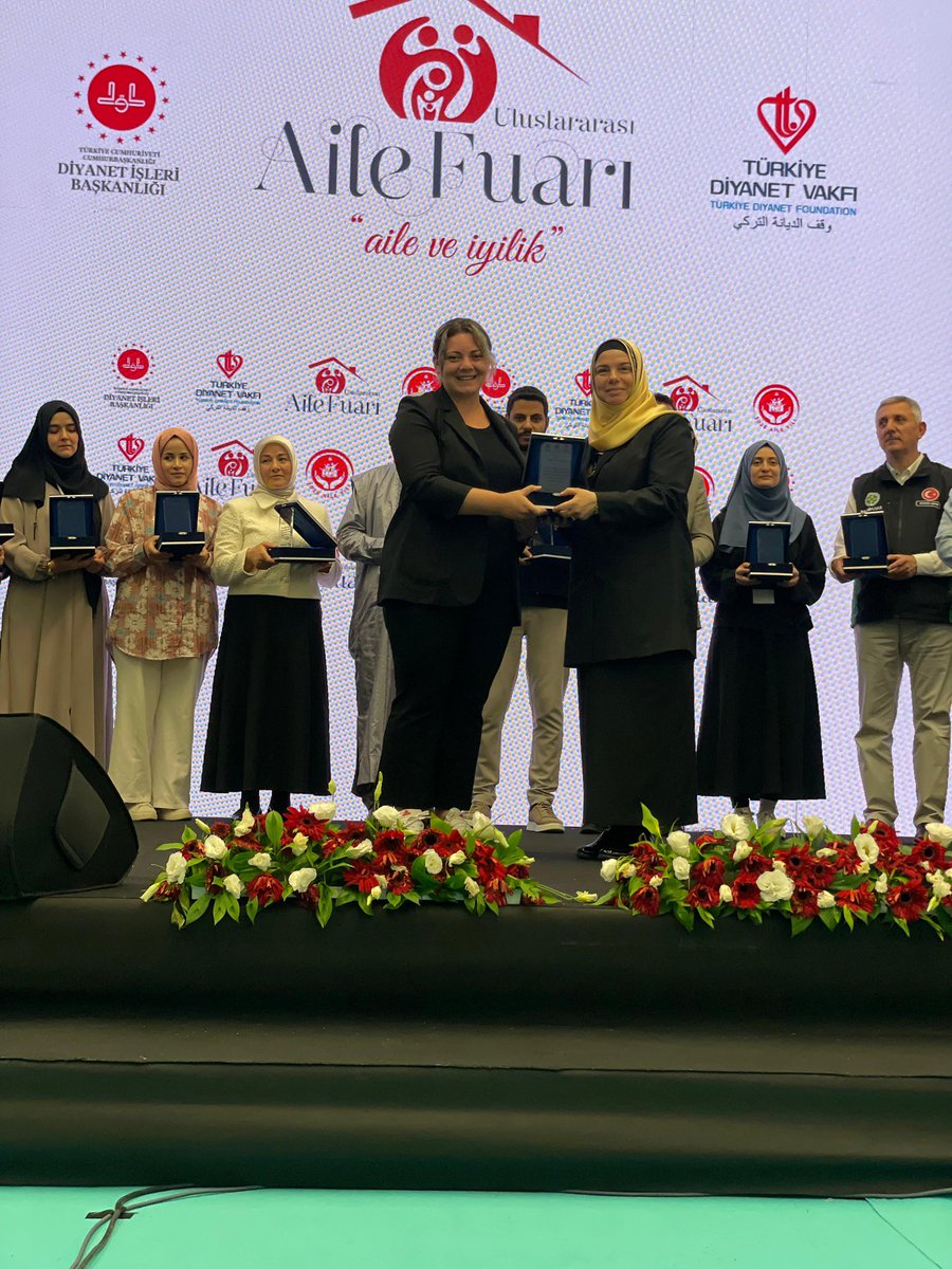 cagribyasar's tweet photo. “Uluslararası Aile ve İyilik Fuarı” kapsamında Gençlik ve Spor Bakanlığımız adına takdim edilen plaketi eşim Elif Hanım aldı.
Bu anlamlı organizasyonda yer almaktan ve iyiliğe katkı sunmaktan büyük mutluluk duyduk.
Emeği geçen herkese gönülden teşekkür ederiz.
@elifadin https://t.co/kOFCGZAQoF