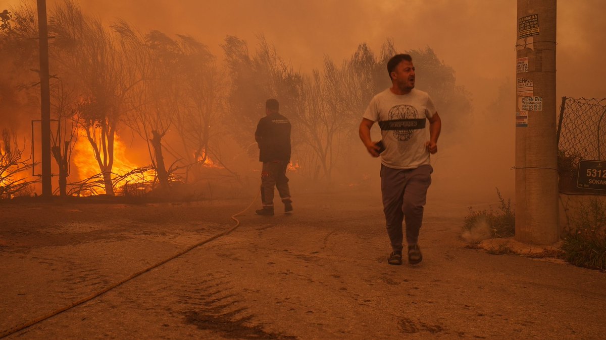 Yangın felaketi ülkemizde devam ediyor. Her sene bu sorunları yaşadığımızı biliyoruz ve daha iyi önlemler almamız gerekir. Geçmiş olsun İzmir. #yangın