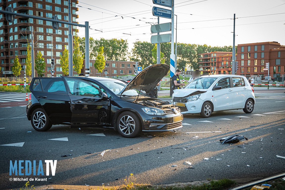 Meerdere auto's betrokken bij aanrijding met beknelling in Rotterdam
