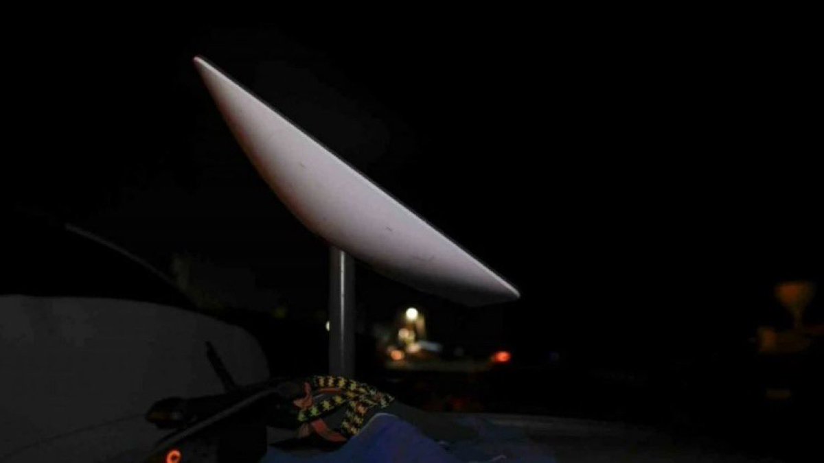 theglobal4u's tweet image. #BREAKING Iran Bans Starlink 

Iran officially banned Elon Musk’s Starlink, criminalizing its use with penalties including fines, flogging, and up to 2 years in prison. 

Despite the law, 20,000–40,000 terminals remain active via black markets, offering uncensored internet.