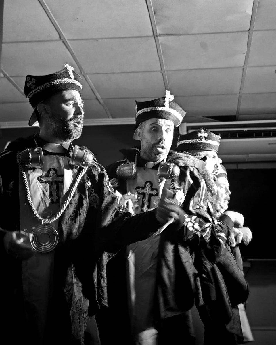 Anoche echamos un rato de gran categoría cantando en «Cuatro Gatos» junto a <a href="/lachiridelpasio/">El Palmar de Trille ✝️</a> <a href="/Losniosdelacue1/">Los cabezas (Un verdugo de toda la vida)</a> y la Anganguísima☀️♨️🌡️