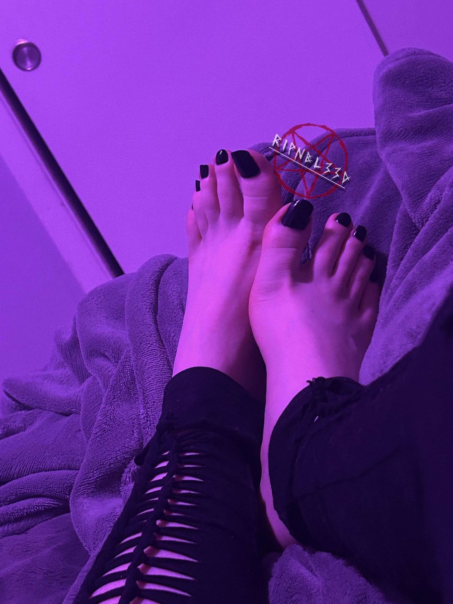 RipNBl33d's tweet photo. You are nothing compared to me 🥰🖕🏻

You exist to feed my ego and my greed 🤑😵‍💫

Stay docile and weak, you’re easier to abuse that way 💋🩷 https://t.co/Xfd4rBYBsD