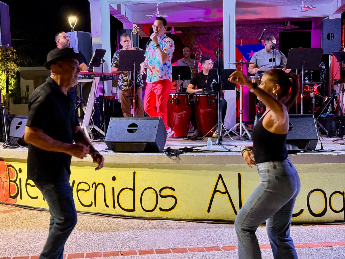 WillitoOtero's tweet photo. El Coquí Salinas, otra noche para la Historia, Gracias al comité por la invitación, se pasó de show 💃🔥🍕🙌🏻❤️🇵🇷

#coqui #salinas #pics #ᴘʜᴏᴛᴏᴅᴜᴍᴘ #salte #llegolapizza #willitootero #salsanueva #saltemusic https://t.co/EZ2Wxh7q8O