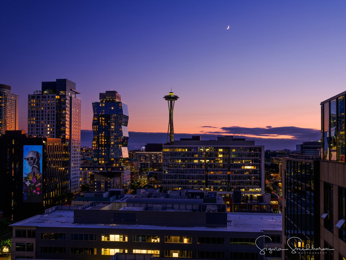 sigmas's tweet image. Saturday’s #Seattle #Sunset colors and that gorgeous #CrescentMoon
