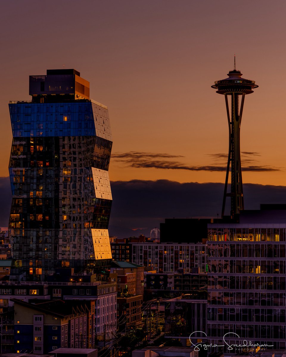 sigmas's tweet image. Saturday’s #Seattle #Sunset colors and that gorgeous #CrescentMoon