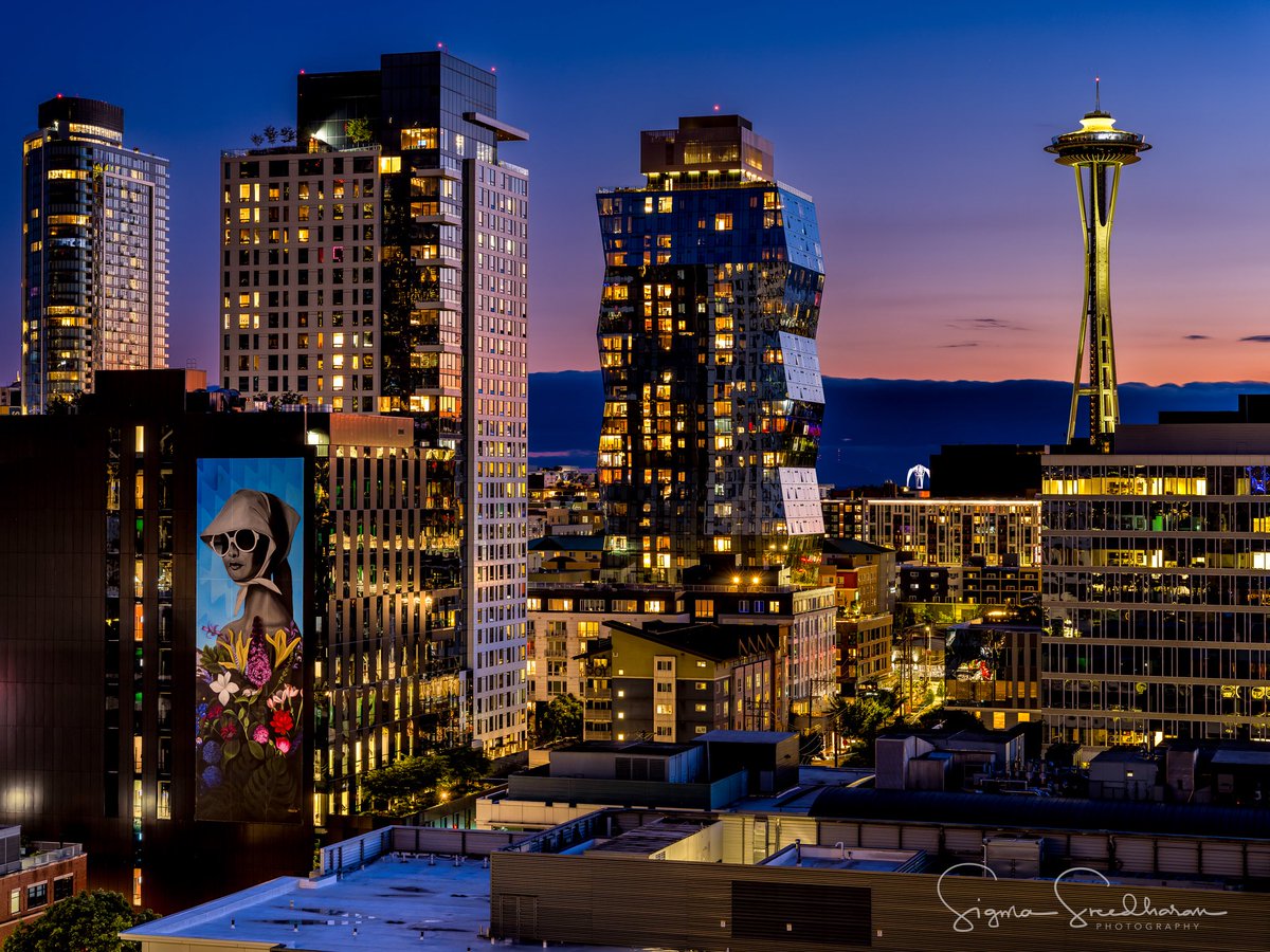 sigmas's tweet image. Saturday’s #Seattle #Sunset colors and that gorgeous #CrescentMoon