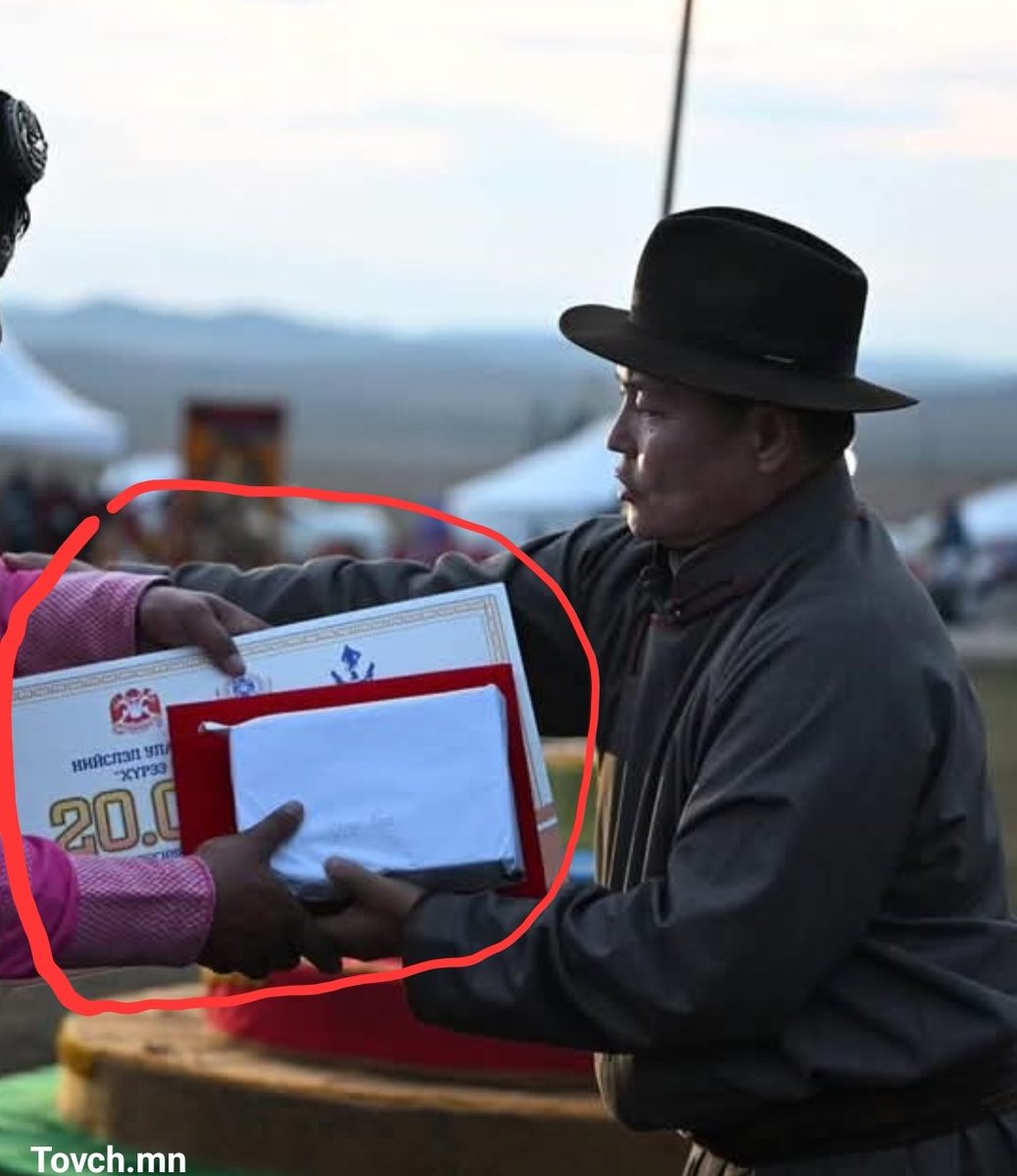 Нямбаатар хотын дарга хувийнхаа хадгаламжаас мөнгө өгч байгаа юм шиг 20.000.000 өгч байх юм. Улаанбаатар хот үeрт  автаж л байх нь түүнд хүртээлгүй бололтой...