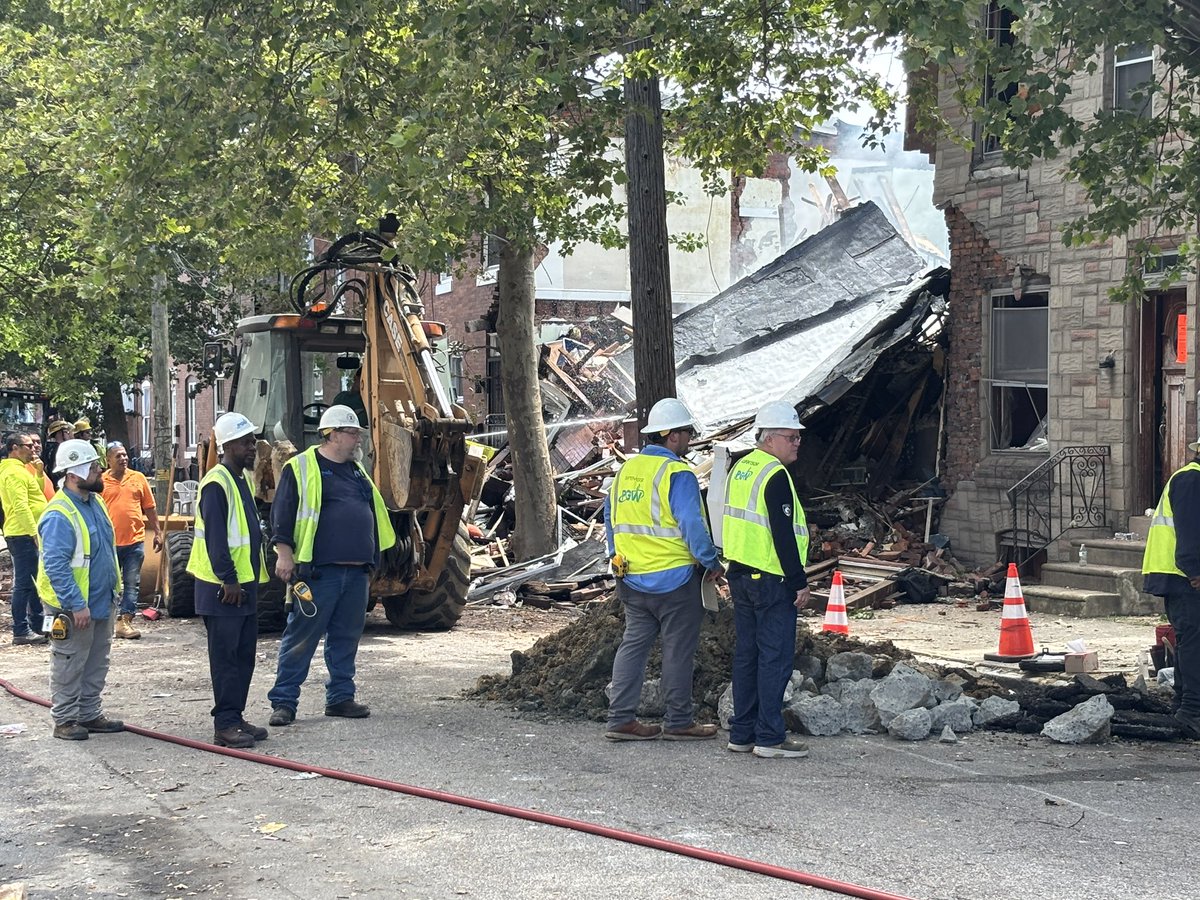 jorgea_glez's tweet photo. Una explosión en un área residencial de Philadelphia destruyó en su totalidad 3 casas y muchas otras dañadas. Dos personas fueron rescatadas de los escombros, una tercera fue encontrada si vida. Todo ocurrió en hora de la madrugada en el bloque 1900 de la calle Bristol. https://t.co/O09LkvnX3d