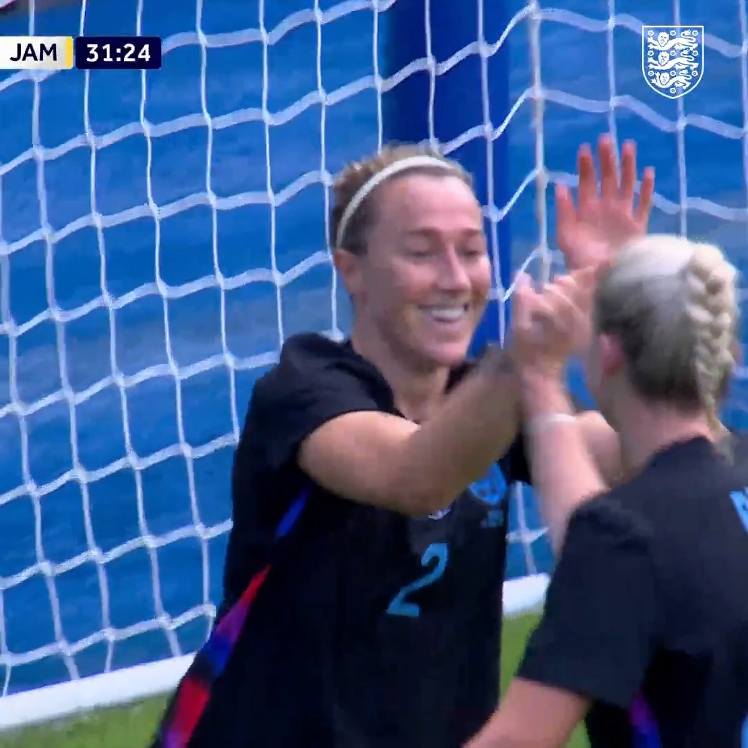On a plate! 🍽️@lauren__hemp 🔗 @LucyBronze