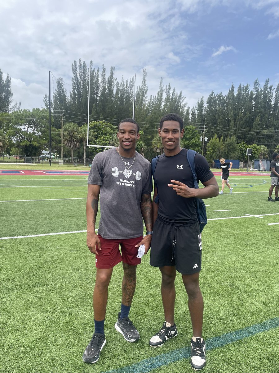 julian_kenn31's tweet photo. Had a great time competing and making connections with Coachs at St Thomas University. Here’s a few clips 
@Coach_Marlow6 @coacheverson_ @coachDjRolle @Clinte103 @CoachSamCurry https://t.co/JNh4LNzXy9