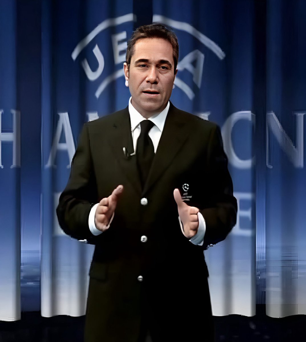 Türk sporunun efsanevi spikerlerinden…
Şampiyonlar Ligi gecelerinin hafızalara kazınan adıydı: Sabri Ugan.

Yıllar geçti, ekranlar değişti…
Ama o müziği duyunca hâlâ onun sesi gelir aklıma.
Ya da Sabri Ugan’ı duyunca, gözümde Şampiyonlar Ligi canlanır.

Futbola sesiyle ruh