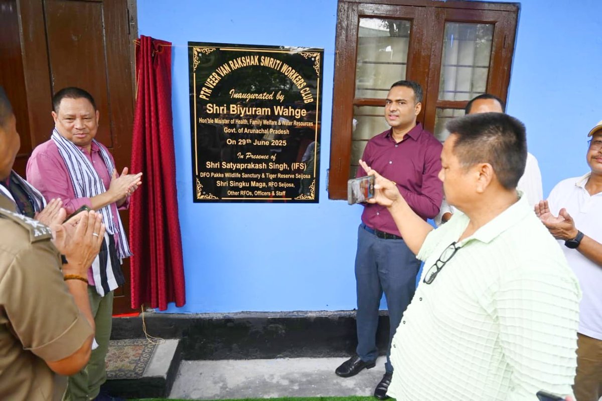 Hon’ble Minister Shri Biyuram Wahge graced today's program at Pakke Tiger Reserve as Chief Guest. Inaugurated the Veer Vanrakshak Smriti Workers’ Club, Handloom Training under SAMARTH, and Nyime Aid App. Distributed Uniform etc to staff and Ex gratia to H-W conflict victims.