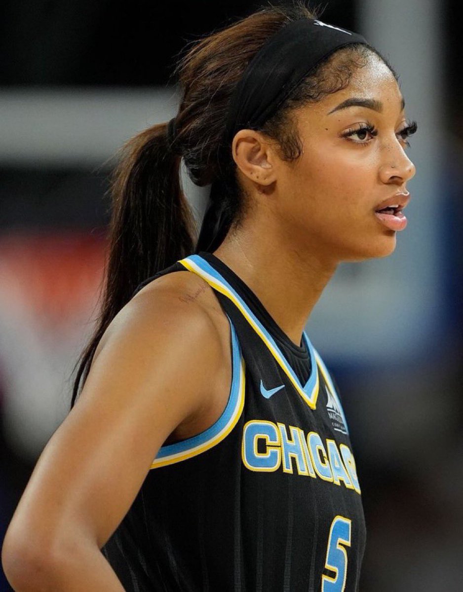 Alexiante_'s tweet photo. Angel Reese plays basketball today 
#Doubledouble#mebound#sky https://t.co/W4eVmq9tEf