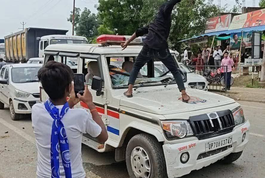 इसका अगर लंगड़ाते हुए वीडियो ना आया !! 

तो <a href="/Uppolice/">UP POLICE</a> के लिए बड़े शर्म की बात होगी 🚨