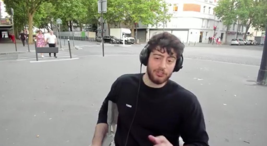 Waldenx__'s tweet photo. ⚡️THREAD⚡️

Les MELLEURS moments du live de BYILHAN dehors👇 https://t.co/SzQOkwD3nH