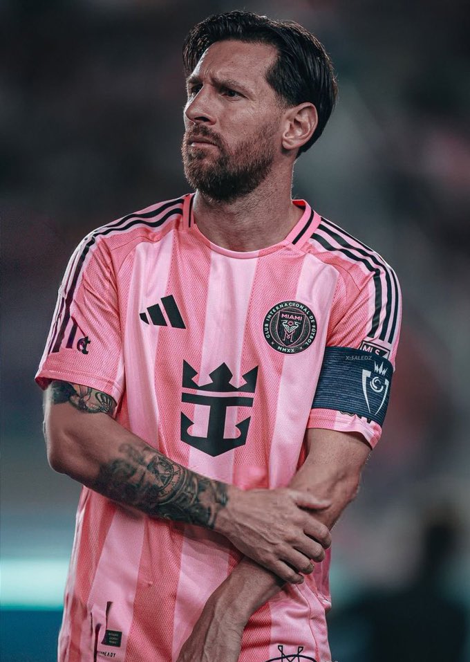 Lionel Messi at half:

0 Goals/Assists
0 Key Passes
0 Dribbles
0 Crosses 
0 Duels Won
100% Useless Waddle Pressing

DUNKED ON BY A PORTUGUESE PLAYER ONCE AGAIN 🔥🔥🔥
