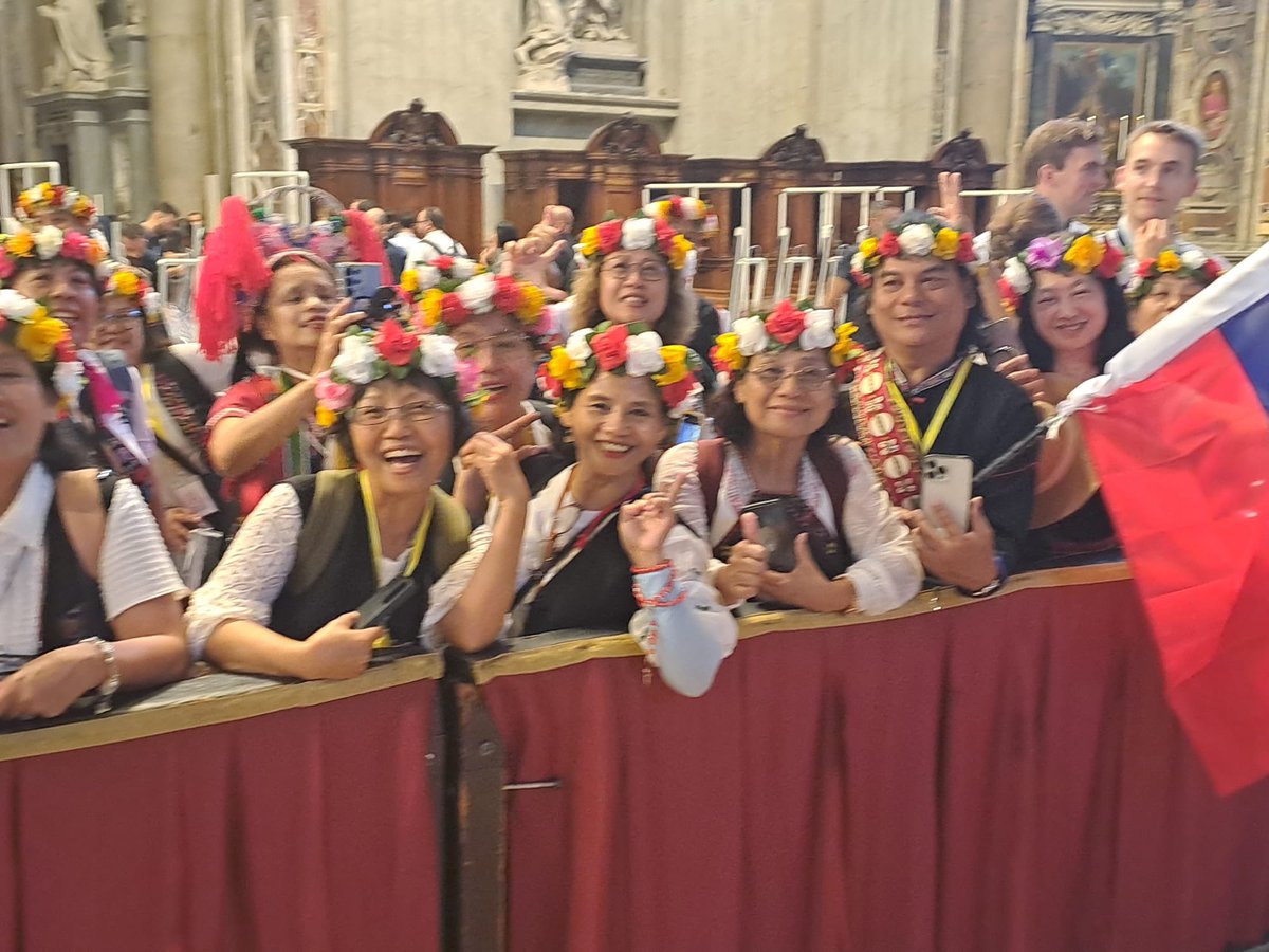 La France au Vatican (@franceauvatican) on Twitter photo Le chargé d’affaires et le conseiller ecclésiastique ont assisté à l’imposition du pallium par <a href="/Pontifex_fr/">Pape Léon XIV</a> à 54 archevêques. Parmi eux figuraient nos compatriotes 🇫🇷 Mgr Sionepoe (Nouméa) et Mgr Beau (Poitiers). Un signe fort de l’universalité de l’Église. <a href="/vaticannews_fr/">Vatican News</a> Le chargé d’affaires et le conseiller ecclésiastique ont assisté à l’imposition du pallium par <a href="/Pontifex_fr/">Pape Léon XIV</a> à 54 archevêques. Parmi eux figuraient nos compatriotes 🇫🇷 Mgr Sionepoe (Nouméa) et Mgr Beau (Poitiers). Un signe fort de l’universalité de l’Église. <a href="/vaticannews_fr/">Vatican News</a>