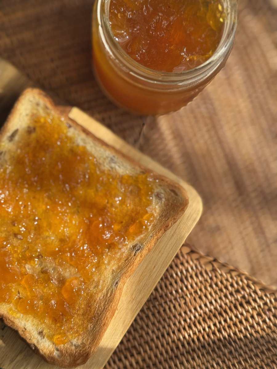 出勤前　梅干して
帰宅後　梅ジャム煮込みながら素材選んで
出勤前　梅ジャムトーストたべて
帰宅後　梅シロ馴染ませてからcapcut
こんにちは会社員ハイブリッドノマドもとい季節もの仕込み系ノマドです