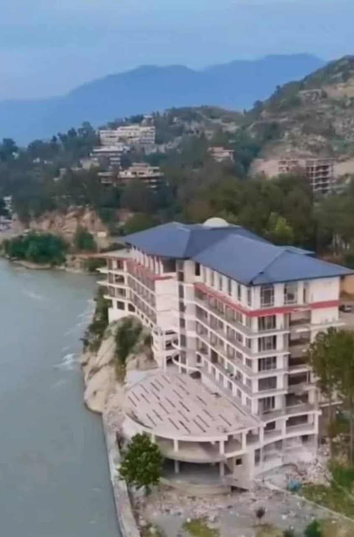 سب مطالبہ کریں 🚨
200 فٹ چھوڑے، دریائے سوات کے بالکل بیچ میں بنائے گئے ن لیگ کے وفاقی وزیر امیر مقام کا ہوٹل بھی تجاوزات میں آتا ہے۔
 اس ہوٹل کو بھی جلد سے جلد گرایا جائے