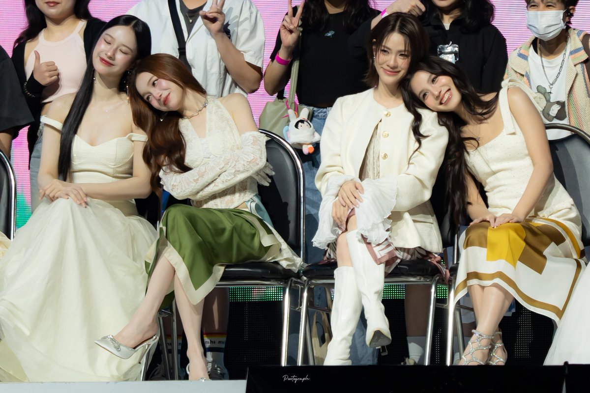 ebcmhd's tweet image. 💚🩷                                               🧡💜