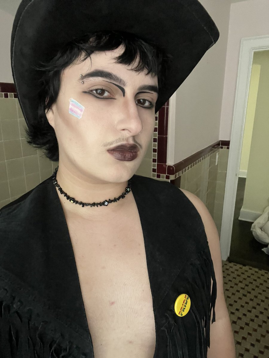 twintrantasy's tweet image. Here’s my outfit #suffer