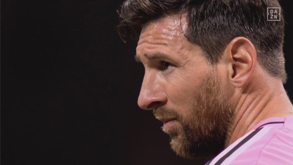 MercatoPlein's tweet photo. 🚨🚨 BREAKING ! Lionel Messi aurait partagé aux dirigeants parisiens son souhait de 𝘀’𝗲𝗻𝗴𝗮𝗴𝗲𝗿 𝗮𝘃𝗲𝗰 𝗹𝗲 𝗣𝗦𝗚 𝗰𝗲𝘁 𝗲́𝘁𝗲́ à la mi-temps. ❤️💙

Ces derniers lui auraient répondu d’aller « se faire enculer ».

(Sushi Shop)

#messi #psginter #psg https://t.co/N2qDfQcjKA