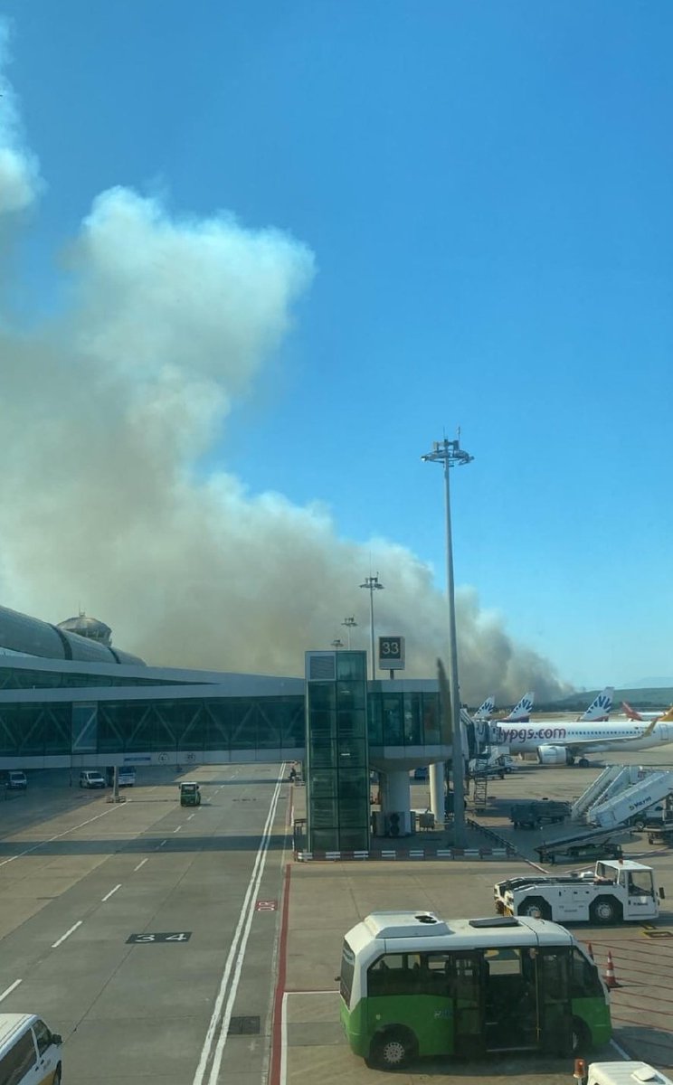 İzmir Adnan Menderes Havalimanı yakınlarında yeni bir yangın meydana geldi. Uçuşlarda ciddi aksamalar yaşanıyor. Lütfen uçuşunuzu önceden kontrol ediniz. İptaller ve gecikmeler çok fazla.