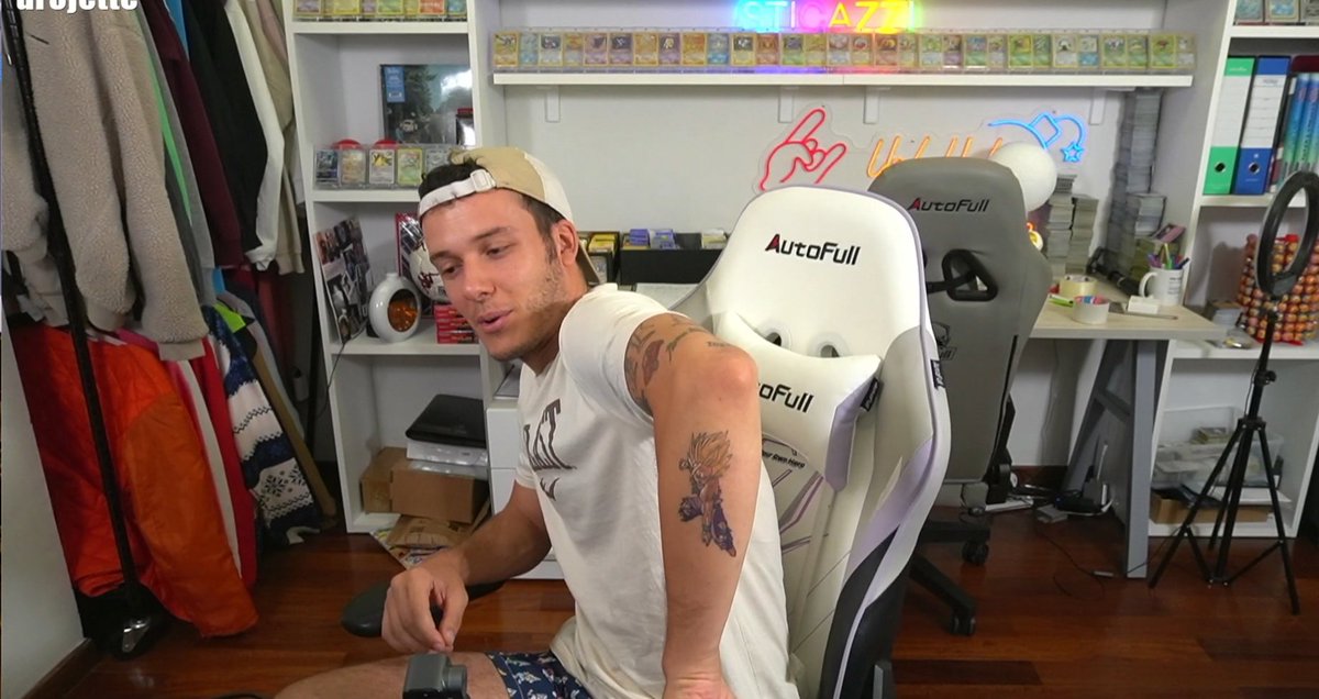 uatanka73's tweet photo. Live a sorpresa con tatuaggio in mostra all' insaputa di mamma Chicca 😂
#drojette https://t.co/RDkej2uvNu