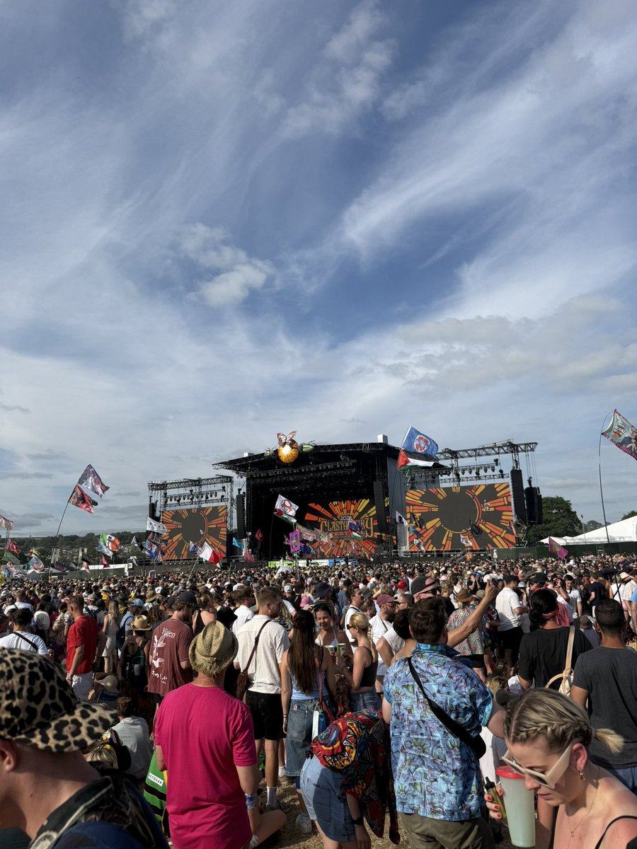 Seeing out the rest of the day here, not a bad state of affairs. Hope everyone’s having a blinder. One last push 🚀 

#Glastonbury #Glasto