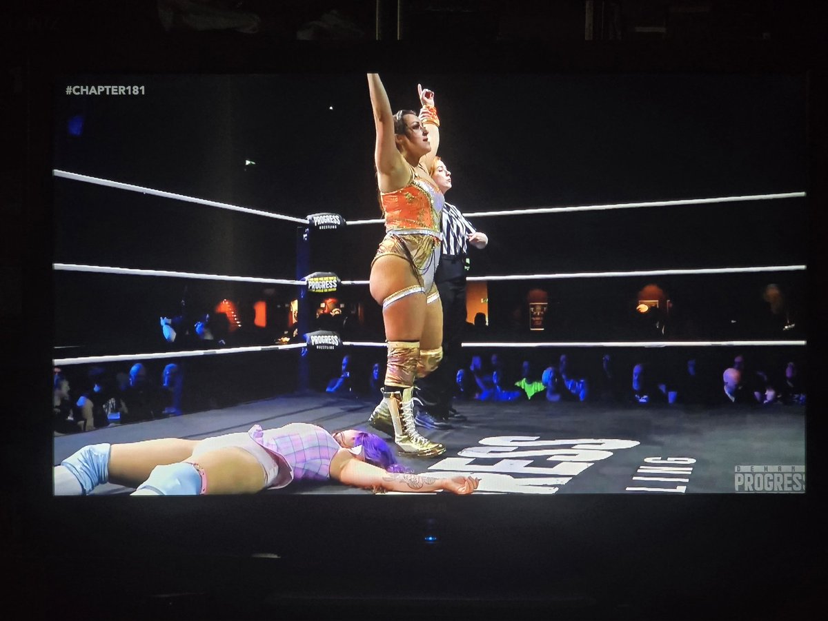 tall_ny's tweet image. Alexxis Falcon went over Hollie Barlow #CHAPTER181