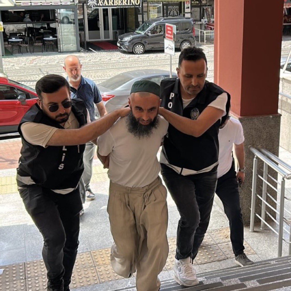 Tutuklandı!

İzmit'te Başbuğ Atatürk’ün büstüne saldıran alçak tutuklandı.

Nerede ne kadar yobaz, gerici, arapçı varsa awk!