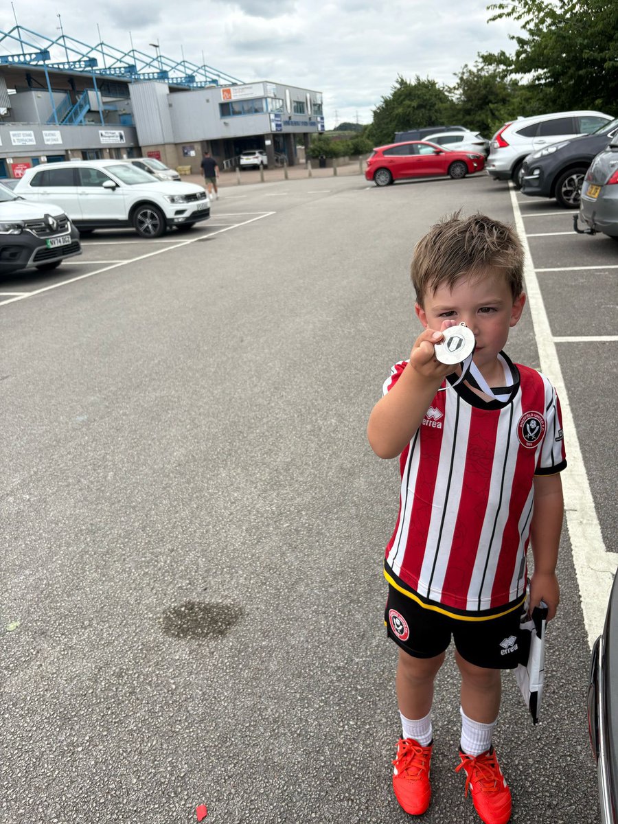 Not always easy been a Blades fan in South Lincolnshire ! 4 year old grandson had a football party today - did his very best to look like Sydie Peck … not sure he quite managed to pull it off but great effort. #sufc