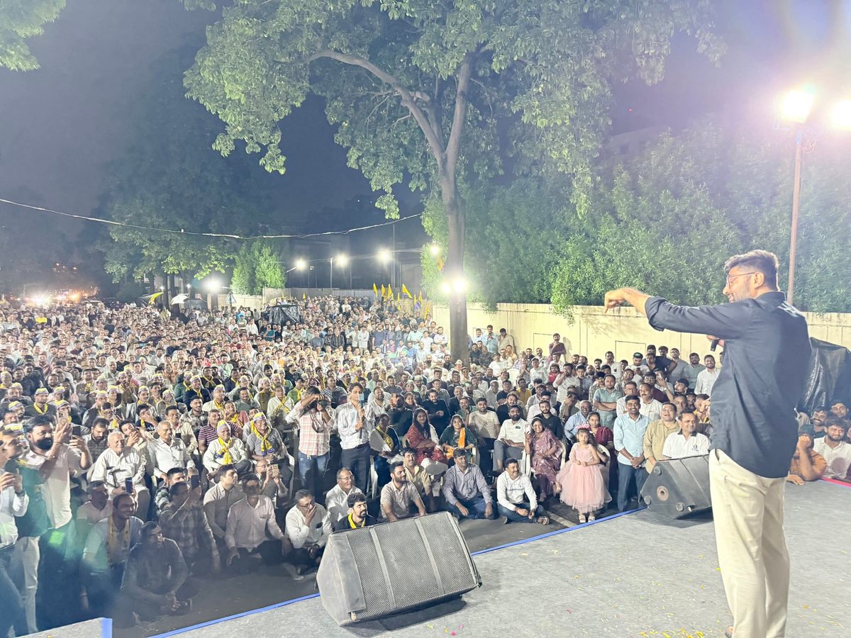 KishorPurohitt's tweet photo. લોકનાયક @Gopal_Italia કતારગામ - સુરત ખાતે હજારો લોકોનો પ્યાર મેળવ�� રહ્યો છે. સૌના રૂંવાટા ઉભા કરી રહ્યો છે. 
Its AAP Revolution 🔥 https://t.co/IFCn6wUEu6