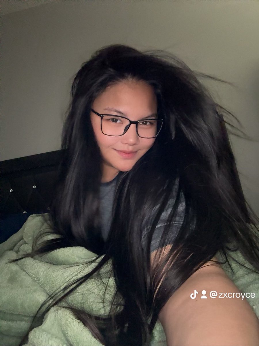 zxcroyce's tweet photo. Nauupuan ko na tlaga yung buhok ko e. Pero ayaw ko pang gupitin. 😭🤣 https://t.co/zALGCDclcq