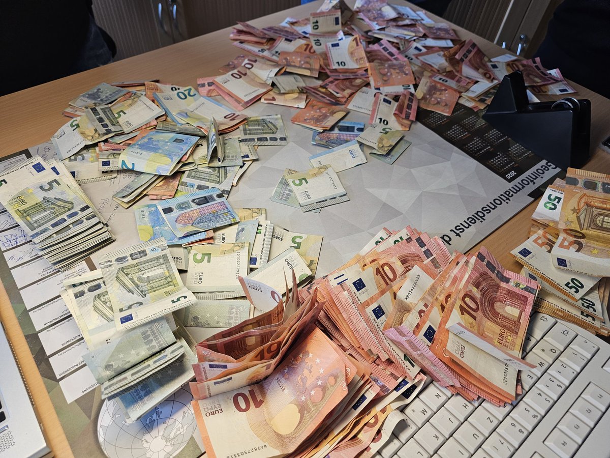 hel1pad's tweet image. Die Jungs haben fleißig gezählt und sie hatten viel zu tun. Absolut irre, was durch die Aktion #Patch gegen Spende zusammengekommen ist. Morgen erfahrt ihr, wie viel es ist. Die Spendenempfänger ahnen noch nichts....