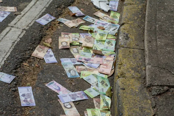 libertez_baker's tweet photo. 🇻🇪In 2015, Venezuelas regime suffocated us. No human rights, no real currency. Hyperinflation and capital controls crushed our businesses. I turned to the black market for dollars, but then I found blockchain. Crypto became my shield against a collapsing fiat system. https://t.co/lwGRqAlaRc