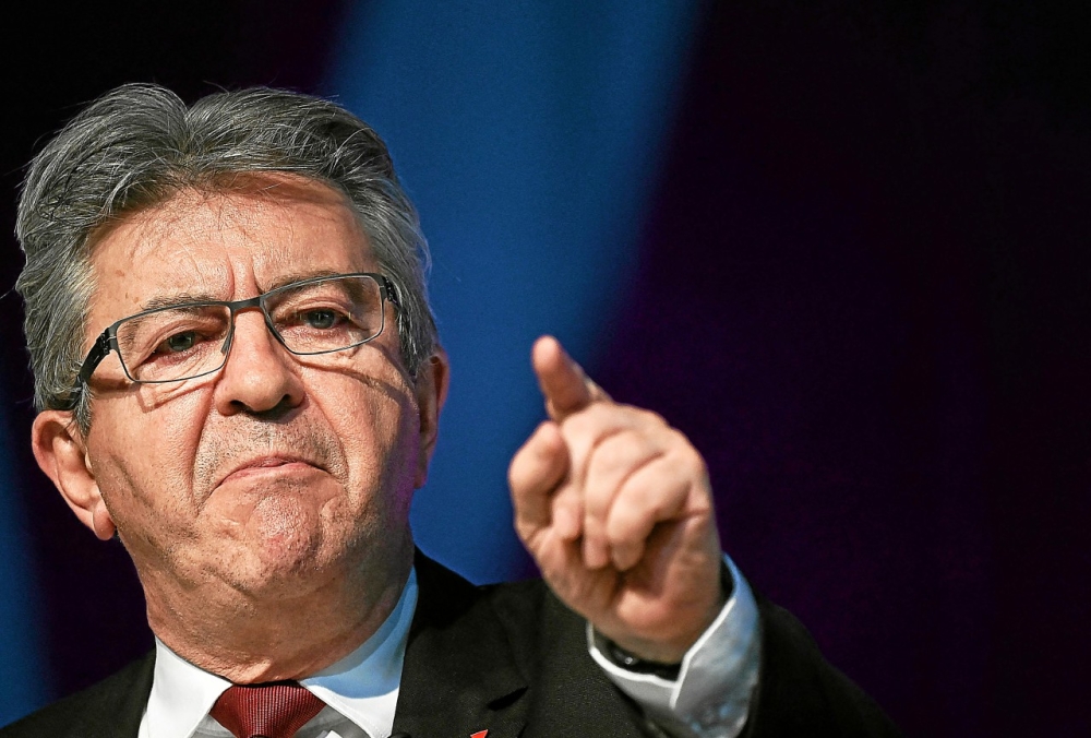 F_Desouche's tweet image. Mélenchon assume avoir changé son regard sur le voile islamique car selon lui il n'y a que dans le christianisme où le voile est la marque de la soumission de la femme à l'homme ; dans l'islam c'est la marque de la soumission à Dieu
 fdesouche.com/2025/06/29/mel…