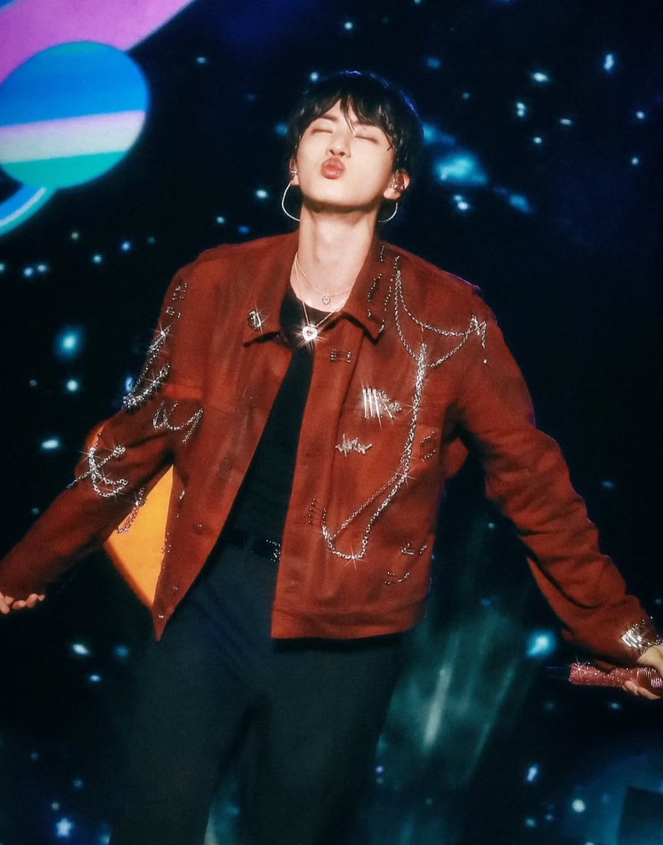 JIN KISS WITH THAT HEART NECKLACE SHINING 😭🥺💜 I ALSO LOVE LOVE THIS JACKET ON HIM