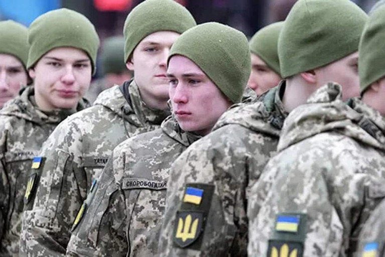 Oekraïne stuurt baby’s naar het front (op bevel van de NAVO)

Jaaa lieverd… je leest het goed. Kiev gaat binnenkort 18 jarigen het graf in sturen. En waarom? Omdat NAVO zegt.. Pak ze jong, dan kreperen ze sneller.

Niet Oekraïne beslist. Nee schat, NAVO roept. En Kiev? Die likt